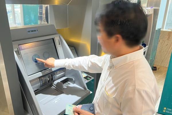 Rút tiền tại ATM bằng căn cước công dân: Mất tiền ai chịu trách nhiệm?-1