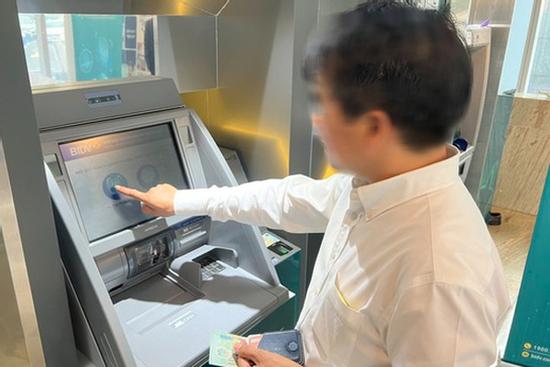 Rút tiền tại ATM bằng căn cước công dân: Mất tiền ai chịu trách nhiệm?