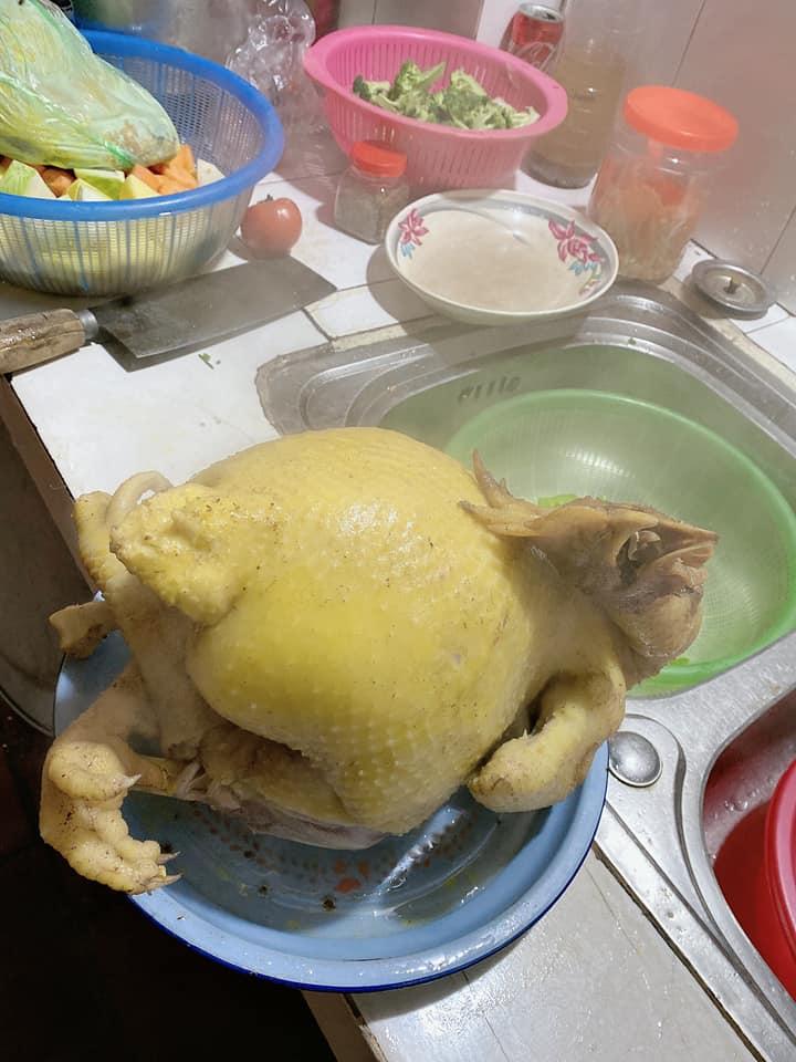 The owner cried without making a sound when the worker taking care of the chicken was super fat -4