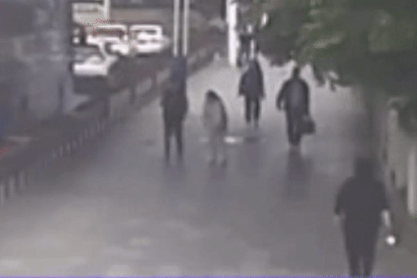 Clip: Hung hăng đánh người, ông chú bị đối thủ hạ gục bằng 1 đòn-1