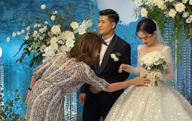 Trang Trần gây tranh cãi khi check bụng cô dâu của Hà Đức Chinh-1