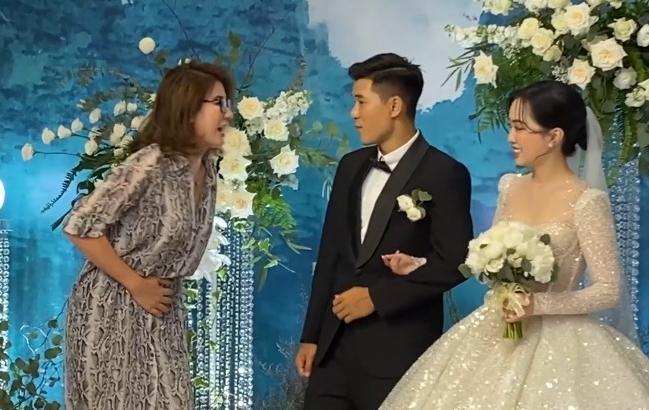 Trang Trần gây tranh cãi khi check bụng cô dâu của Hà Đức Chinh-3
