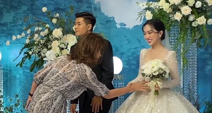 Trang Trần gây tranh cãi khi check bụng cô dâu của Hà Đức Chinh-2