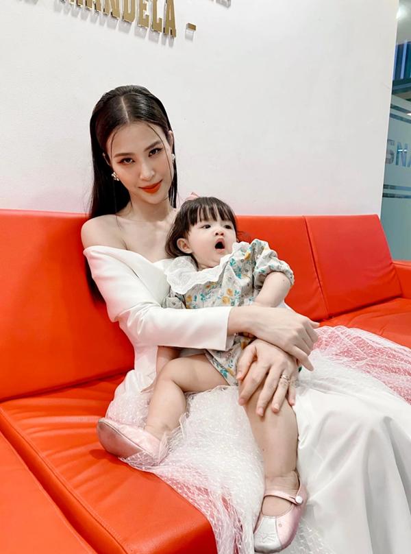 Hộ tống mẹ đi làm, Bo, Winnie đến Lisa - Leon đều ẵm spotlight-3