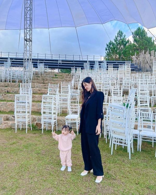 Hộ tống mẹ đi làm, Bo, Winnie đến Lisa - Leon đều ẵm spotlight-5