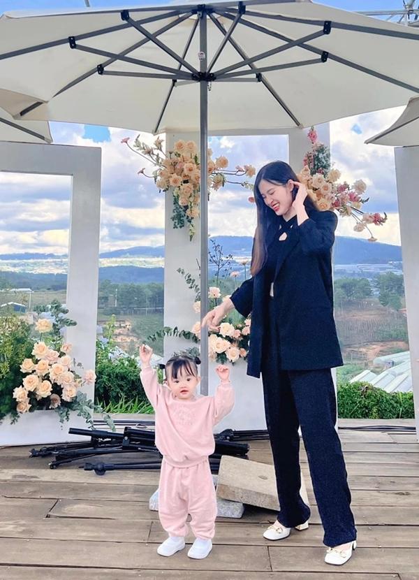 Hộ tống mẹ đi làm, Bo, Winnie đến Lisa - Leon đều ẵm spotlight-6