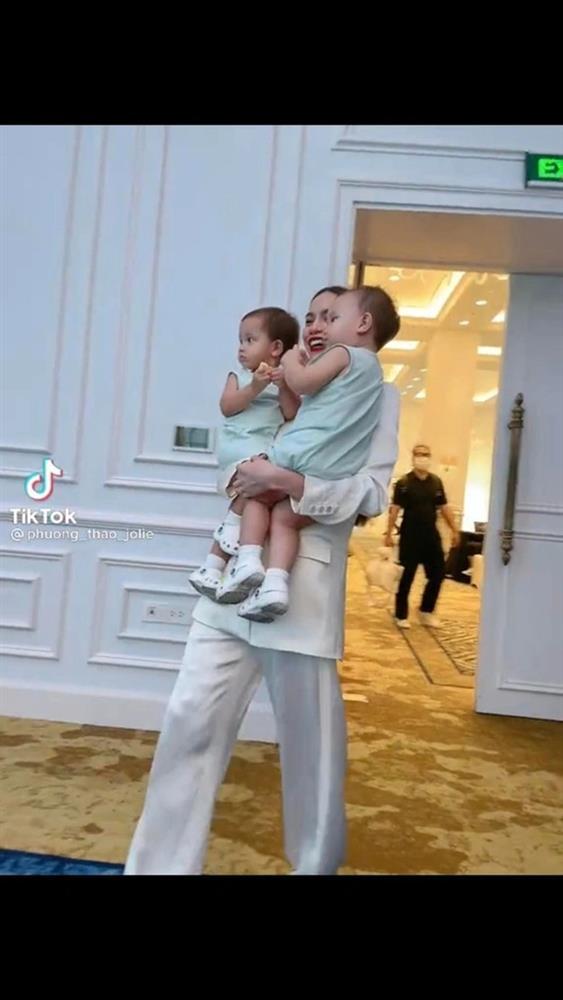 Hộ tống mẹ đi làm, Bo, Winnie đến Lisa - Leon đều ẵm spotlight-12