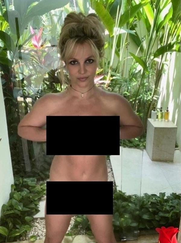 Britney Spears liên tục khỏa thân, Kim nằm không dính đạn-1