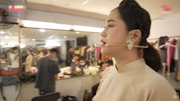 Lâm Vỹ Dạ nhắc đàn em: Nhỏ tuổi nhất làm thế là không được-1