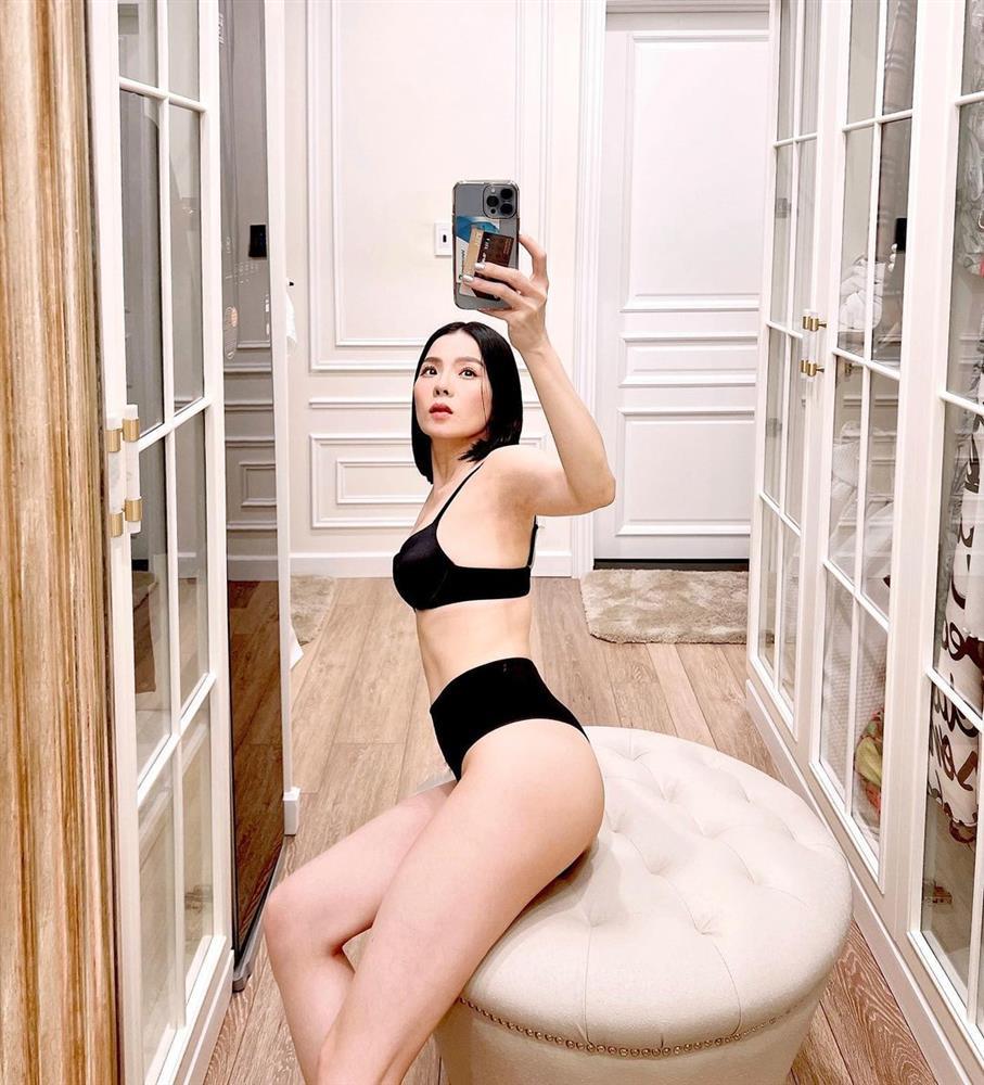 Le Quyen shows off her hot curves with unique lingerie-3