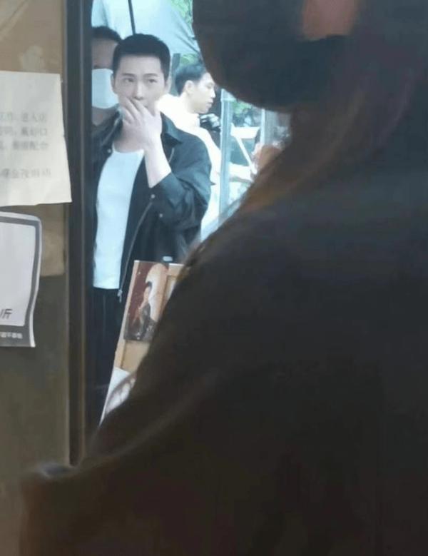 Bạn gái mới của Dương Dương: Đẹp ăn đứt Triệu Lộ Tư, tỏa sáng bất chấp cam thường-7