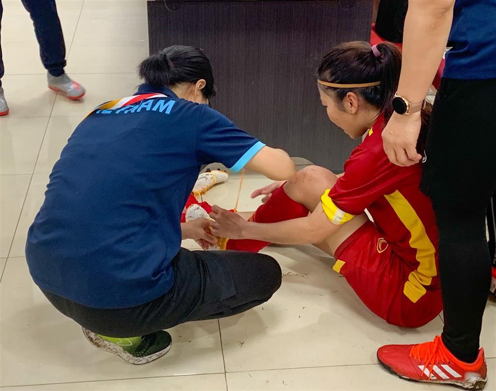 Khoảnh khắc xúc động phía sau tinh thần thi đấu của tuyển nữ Việt Nam-3