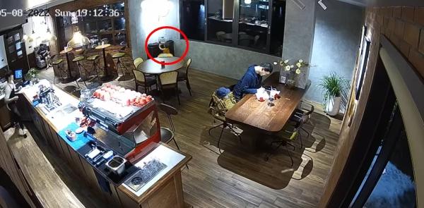 Bé trai nghịch suýt vỡ bình nước, nhân viên tốc biến nhìn mà ghê-2