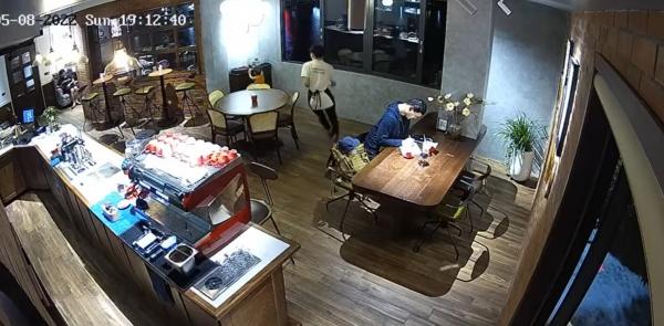 Bé trai nghịch suýt vỡ bình nước, nhân viên tốc biến nhìn mà ghê-3