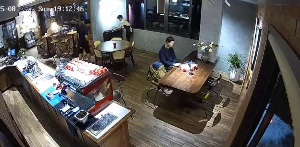 Bé trai nghịch suýt vỡ bình nước, nhân viên tốc biến nhìn mà ghê-4