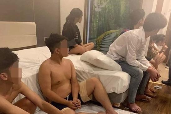 Phía sau cánh cửa phòng khách sạn mở nhạc chát chúa