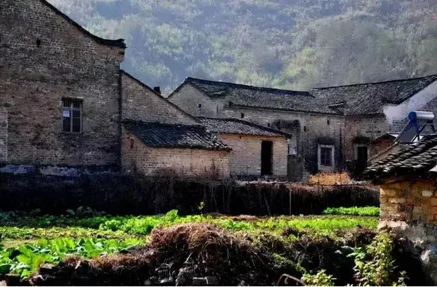 Ngôi làng kỳ lạ 90% cư dân cùng họ, tất cả tái mặt khi bị hỏi một câu-1