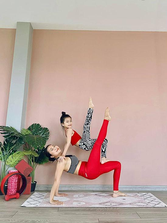 Không chỉ Ốc Thanh Vân đam mê yoga mà con gái thứ hai của cô - bé Linh Đan cũng đặc biệt yêu thích bộ môn này.