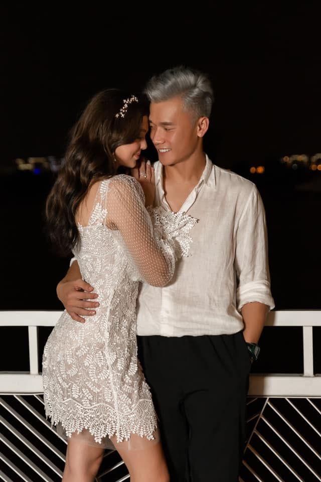 Goalkeeper Bui Tien Dung has set a wedding date for model West-1