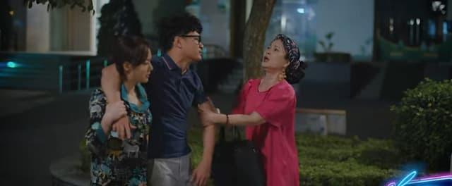 Lan Phuong is disgusted when Hong Dang really vomits on her body-2