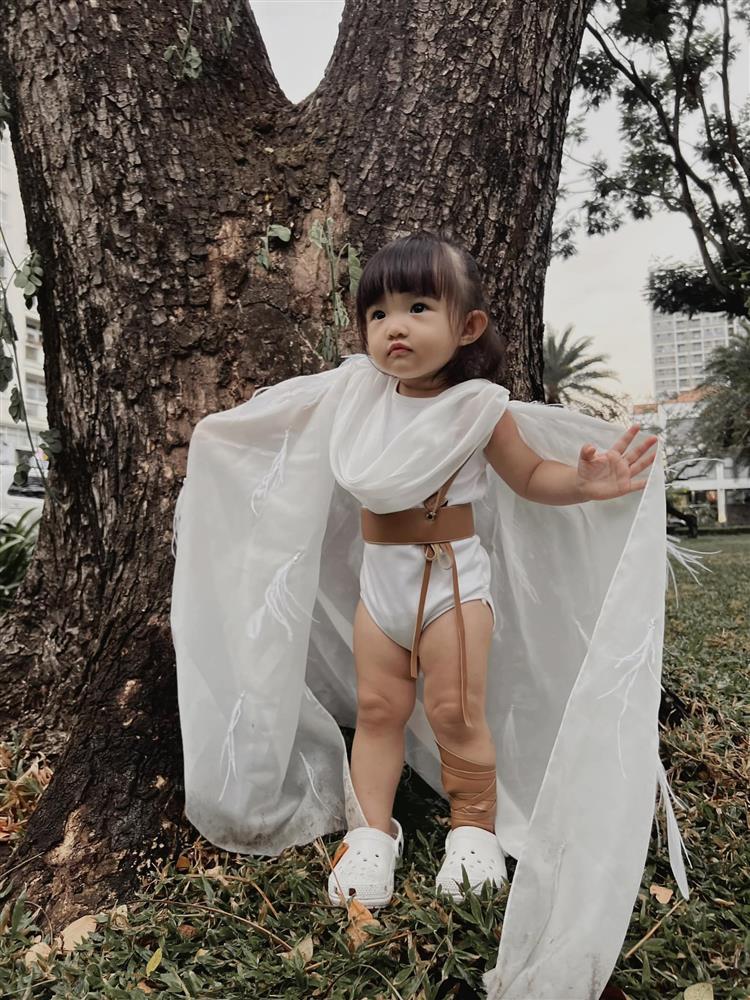 Ái nữ Đông Nhi mải ngắm trai đẹp quên luôn cả ba lẫn mẹ-3