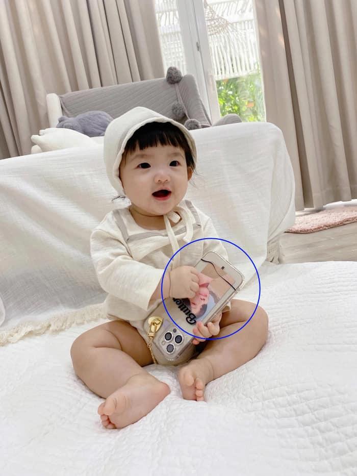 Ái nữ Đông Nhi mải ngắm trai đẹp quên luôn cả ba lẫn mẹ-5