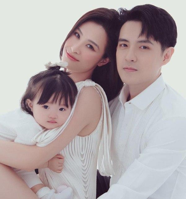 Ái nữ Đông Nhi mải ngắm trai đẹp quên luôn cả ba lẫn mẹ-1