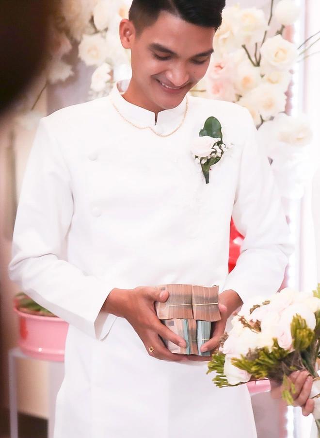 Cận số tiền mặt cực khủng Mạc Văn Khoa mang đi hỏi vợ-4