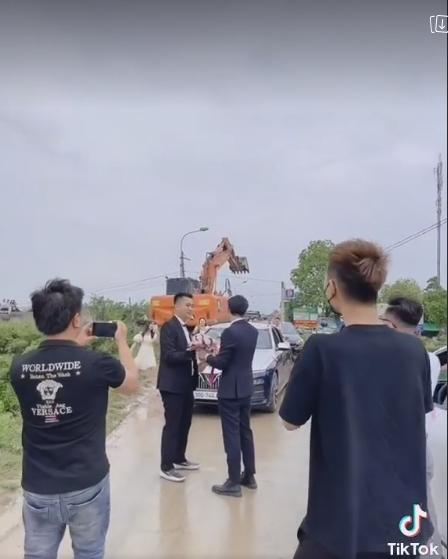 Màn đổi hoa cưới giữa đường dễ thương, đầy cảm hứng của 2 chú rể-1