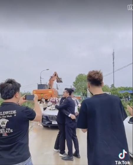 Màn đổi hoa cưới giữa đường dễ thương, đầy cảm hứng của 2 chú rể-2