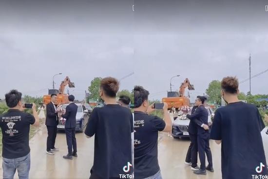 Màn đổi hoa cưới giữa đường dễ thương, đầy cảm hứng của 2 chú rể