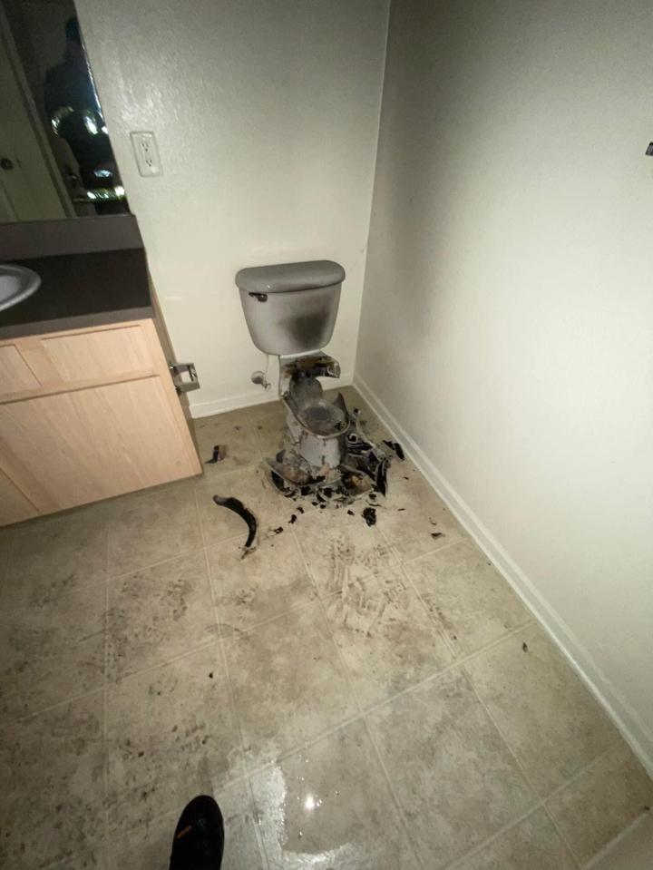 Lightning struck the apartment's toilet, seeing the scene at the scene was unbelievable-1