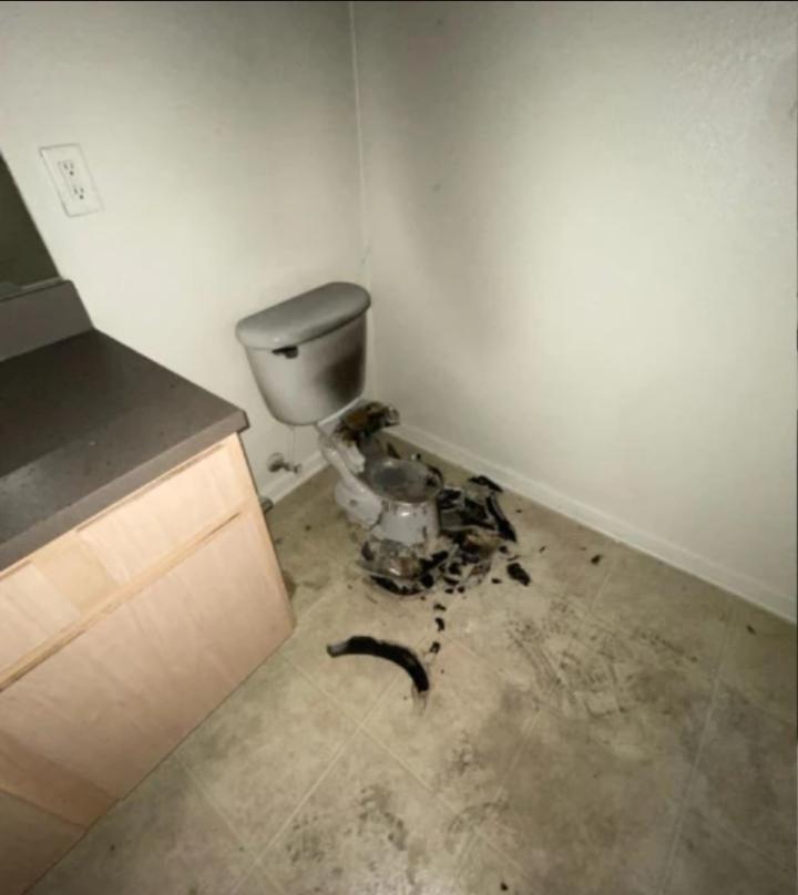 Lightning struck the apartment's toilet, unbelievable scene at the scene-3