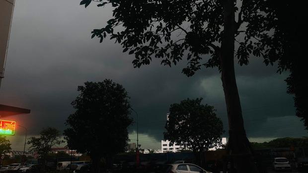 Clip: Sấm sét giã xuống Hà Nội đầu giờ chiều, mưa như trút nước-1