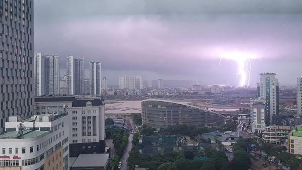Clip: Thunder pounded Hanoi in the early afternoon, pouring rain-2