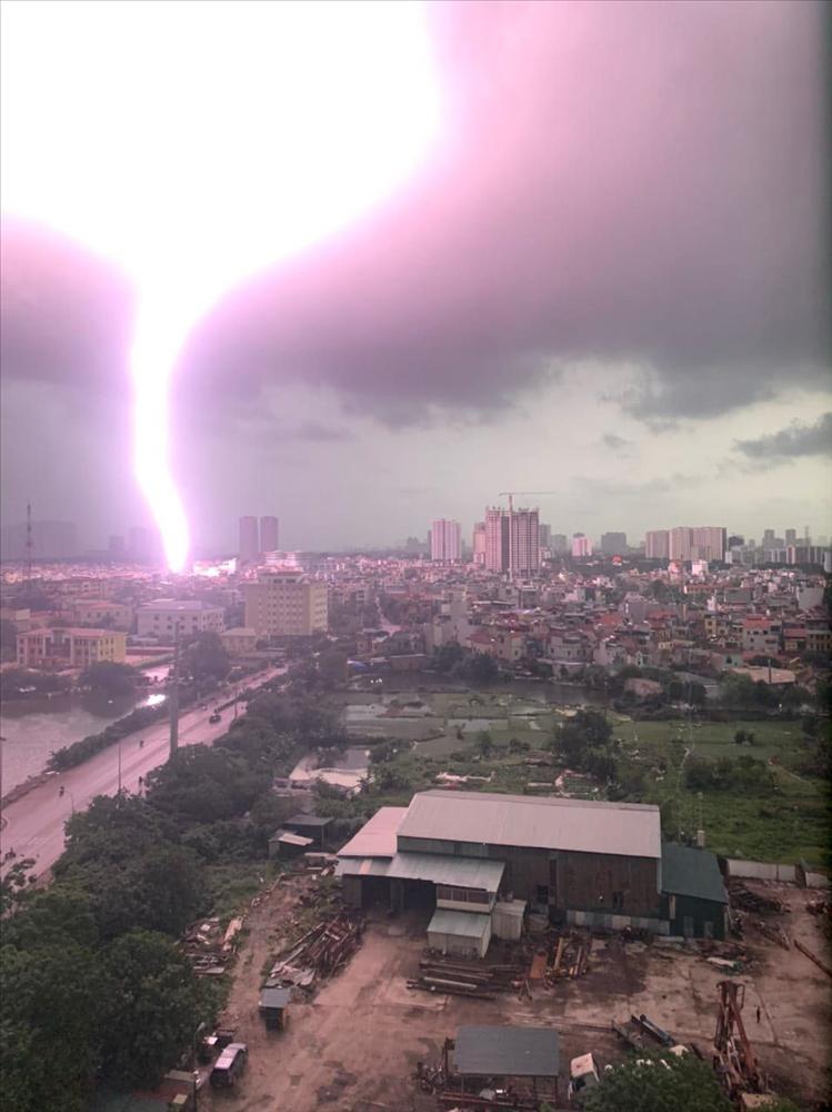 Clip: Lightning struck Hanoi in the early afternoon, pouring rain-3