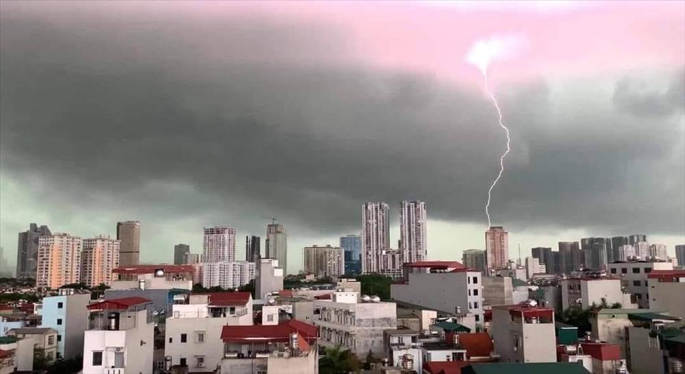 Clip: Lightning struck Hanoi in the early afternoon, pouring rain -5