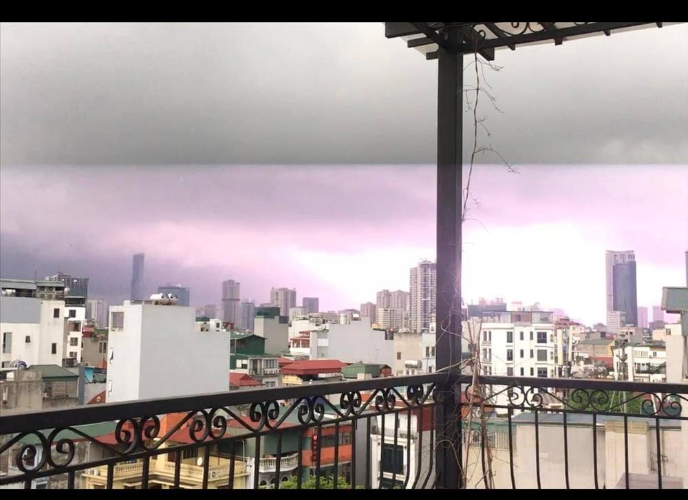 Clip: Lightning struck Hanoi in the early afternoon, pouring rain-6