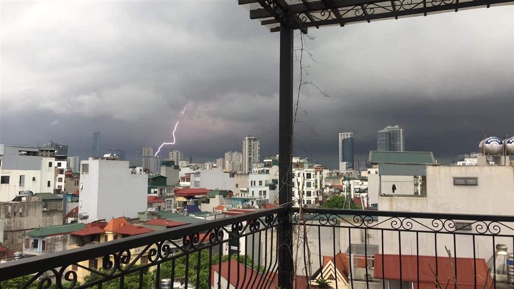 Clip: Lightning struck Hanoi in the early afternoon, pouring rain-4