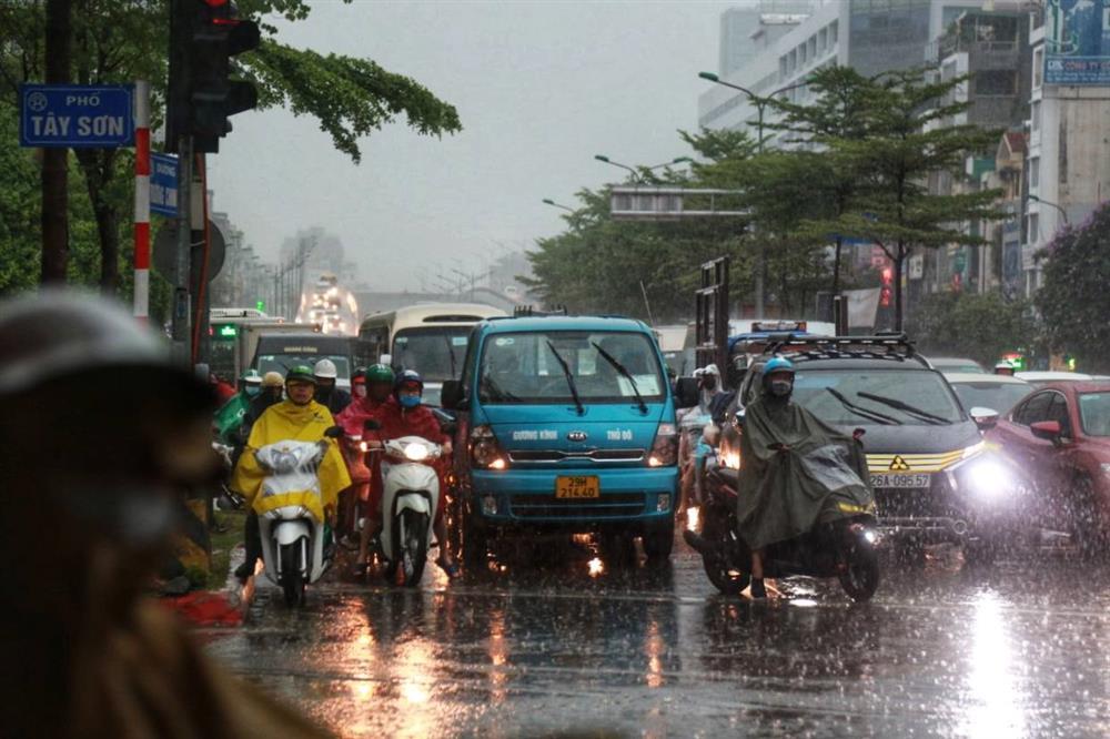 Clip: Sấm sét giã xuống Hà Nội đầu giờ chiều, mưa như trút nước-7