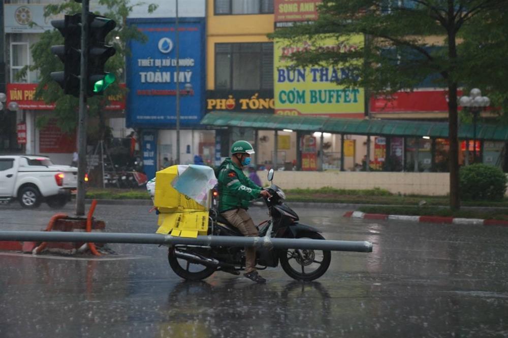 Clip: Sấm sét giã xuống Hà Nội đầu giờ chiều, mưa như trút nước-8