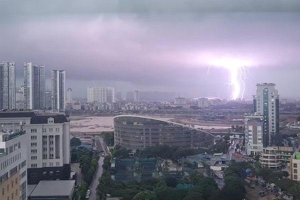 Clip: Lightning struck Hanoi in the early afternoon