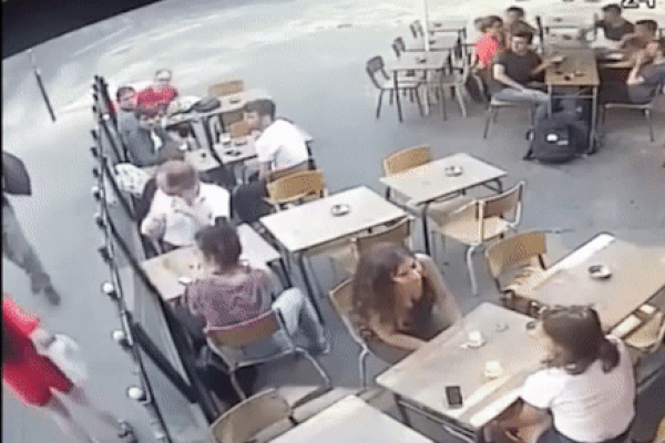 Clip: Sàm sỡ nhân viên bán hàng, tên biến thái bị vây đánh bất tỉnh-1