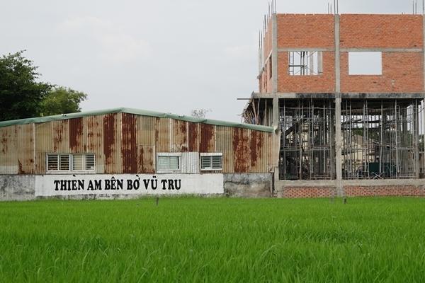 Prosecution, arrest and detention of the owner of the land of Tinh That Bong Lai