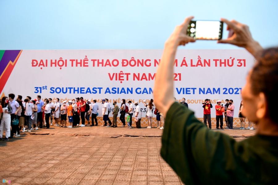 Theo ghi nhận của phóng viên, nhóm cổ động viên đến đông nghịt ở thời điểm hơn một tiếng trước giờ khai mạc. Từng CĐV bắt buộc trải qua quy trình xếp hàng để kiểm tra an ninh trước khi vào trong.