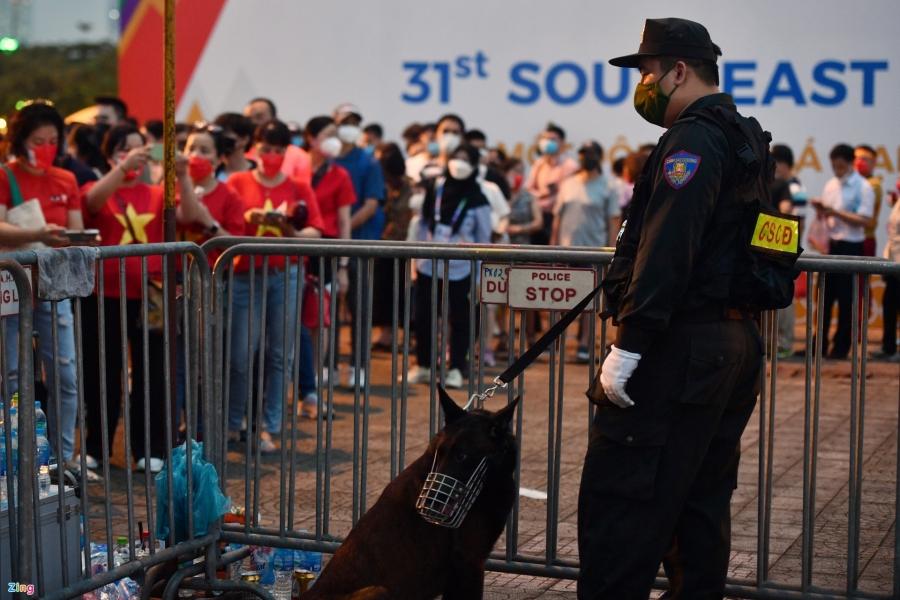 Chó nghiệp vụ được huy động hỗ trợ các chiến sĩ cảnh sát cơ động.