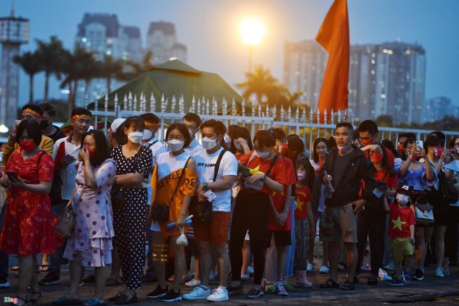 Nhóm cổ động viên xếp hàng ngay ngắn, bình tĩnh chờ đến lượt vào sân. Theo thông báo của ban tổ chức SEA Games, tối đa 20.000 người góp mặt trong đêm khai mạc.