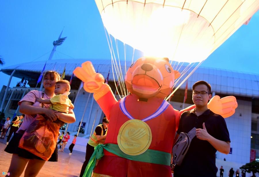 Ban tổ chức bố trí nhiều linh vật Sao la để cổ động viên chụp hình lưu niệm xung quanh sân Mỹ Đình.