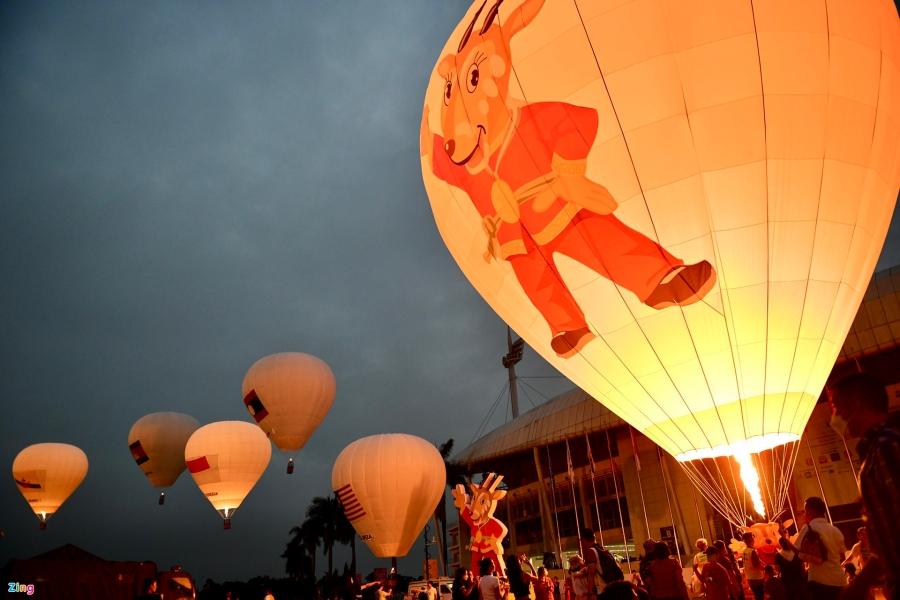 Khinh khí cầu thắp sáng khung cảnh quanh sân Mỹ Đình trước giờ khai mạc.