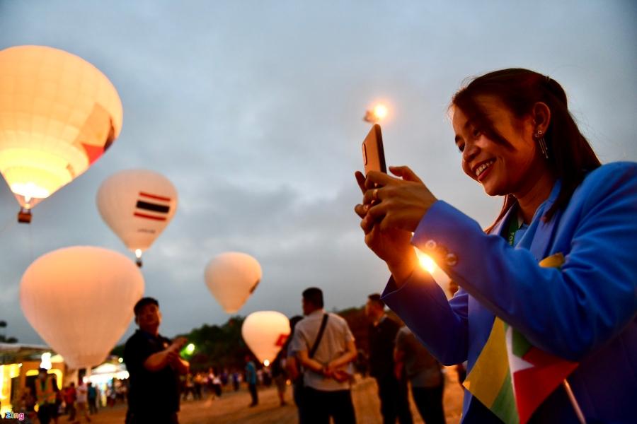 Bạn Cho Zin Aye cho biết ấn tượng với không khí trước giờ khai mạc SEA Games 31, đặc biệt là cách ban tổ chức dán quốc kỳ các nước trên khinh khí cầu.